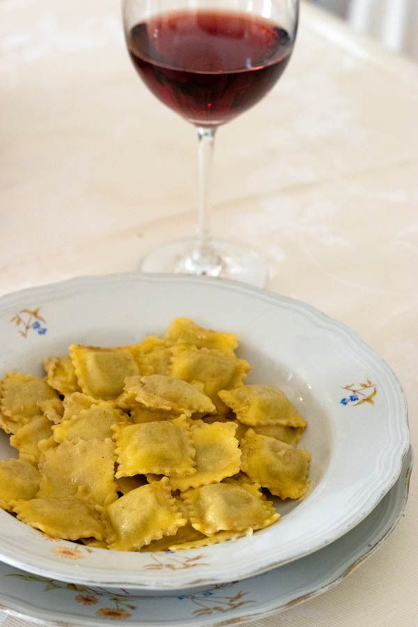 Agnolotti con un calice di rosso