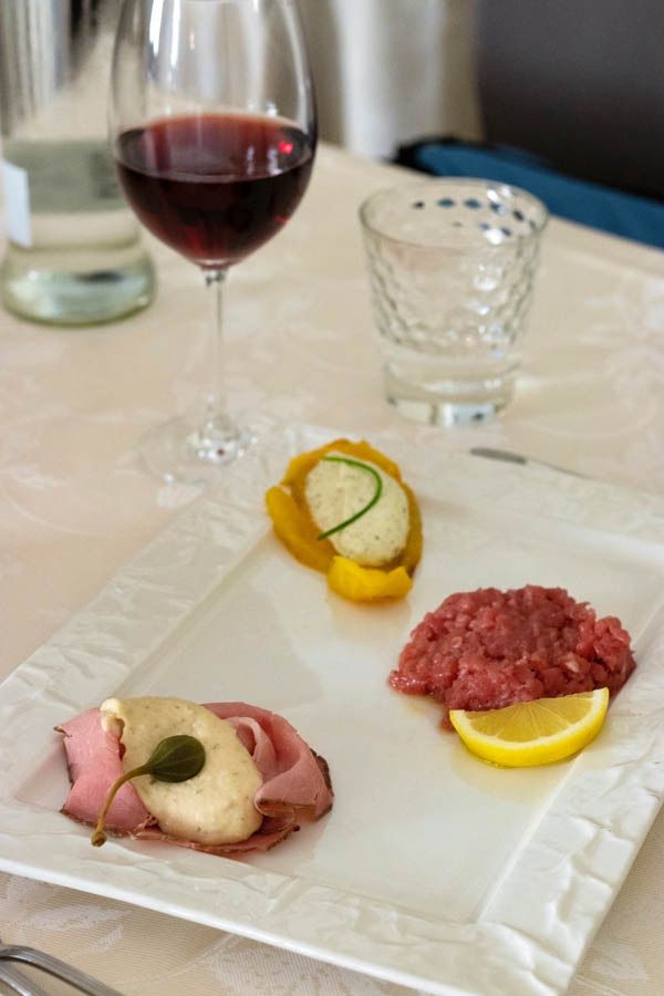 Antipasti della casa con un bicchiere di rosso