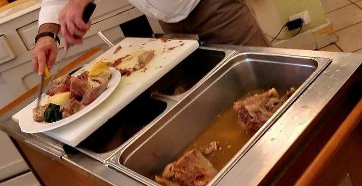 Il bollito tagliato dal carrello in sala