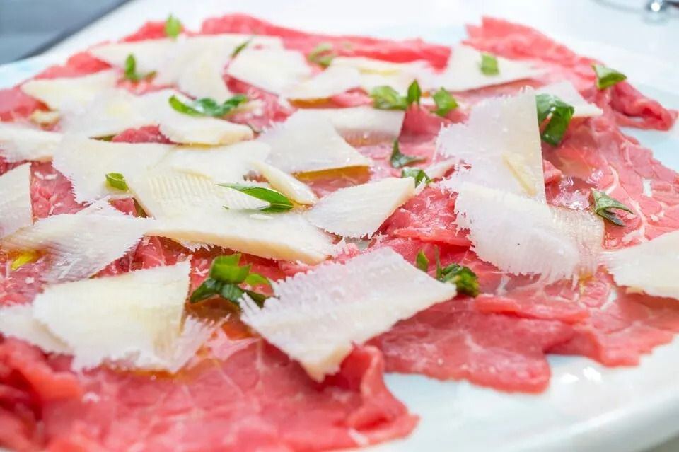 Carne cruda con scaglie di formaggio