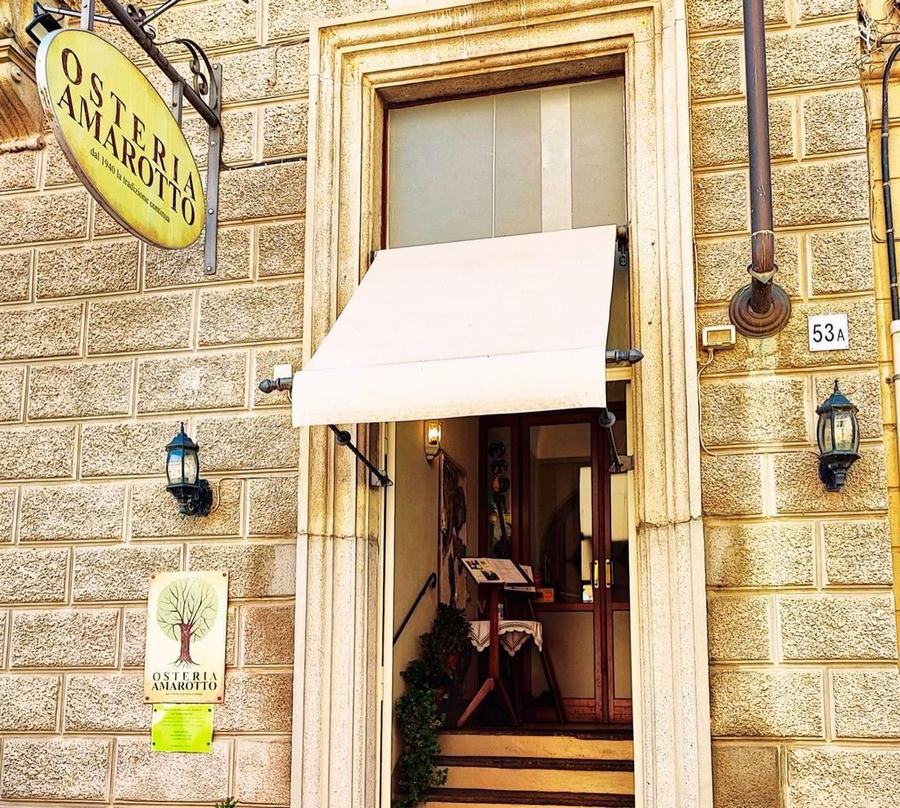 L'ingresso dell'osteria in Via Cavour, con l'insegna