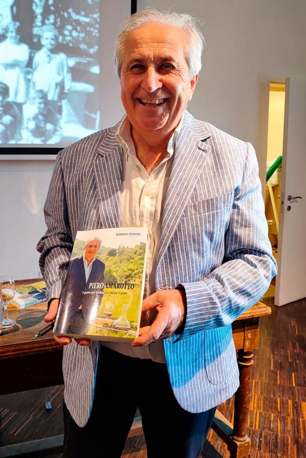 Piero Amarotto con il libro sulla sua storia