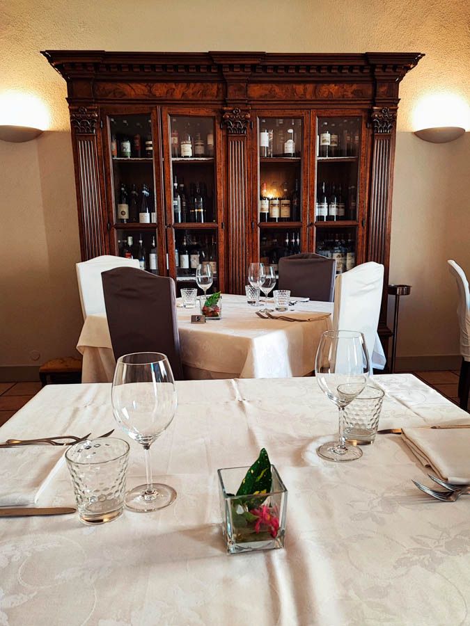 La sala principale con la vetrina dei vini
