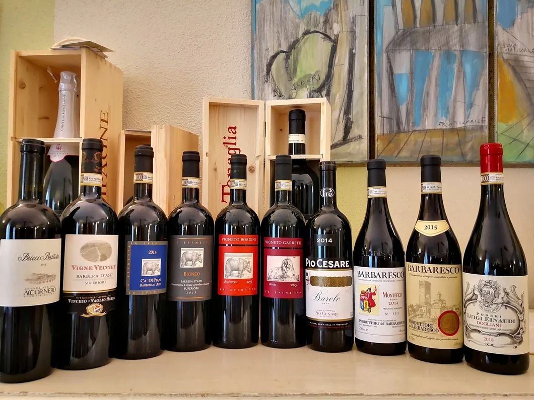 Bottiglie di Barbaresco e Barolo della cantina